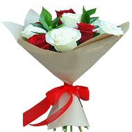 Букет из 11 красных и белых роз