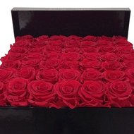 35 красных роз в коробке