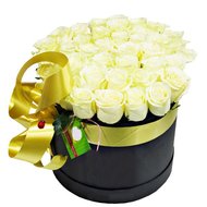 Белые розы в черной коробке
