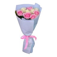 11 розовых роз