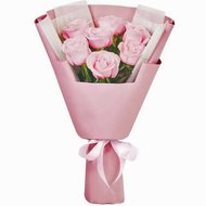 7 розовых роз