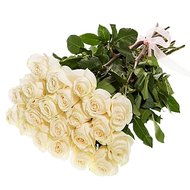 Крупные белые розы