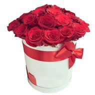 Алые розы в круглой коробке