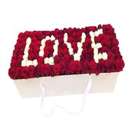 Цветочные буквы LOVE розами
