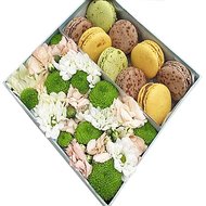 Цветы и сладости в коробке