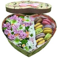 Цветы и сладости в коробке купить