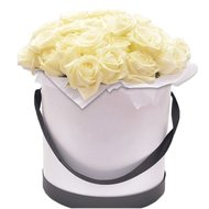 Композиция из белых роз в коробке