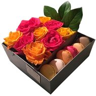 Коробка с живыми цветами и сладостями