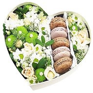 Коробочка с цветами и макарунс