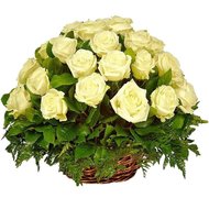 Корзина белых роз