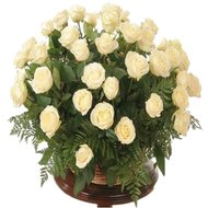 Корзина с белыми розами для женщины