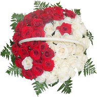 Красные и белые розы в корзине