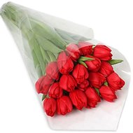 Красный тюльпан в букете