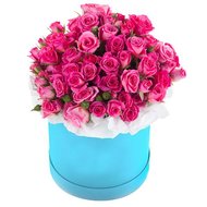 Кустовые розовые розы в коробке