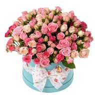 Кустовые розы в круглой коробке