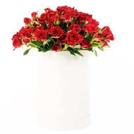 Кустовые розы в шляпной коробке