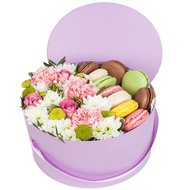 Макарунс и цветы в коробке