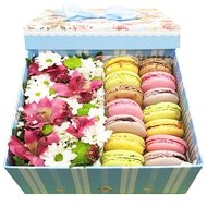 Макаруны в коробке с цветами купить