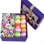 Подарочная коробка макаруны и цветы