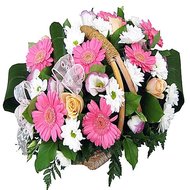 Разные цветы в корзине