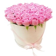 Розовые розы в шляпной коробке