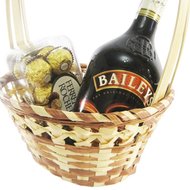Baileys и конфеты в корзинке