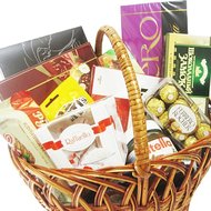 Большая корзина сладостей