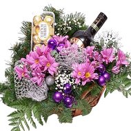 Цветы и бейлис в корзине на Новый год