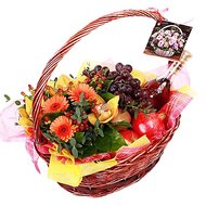 Цветы и фрукты в корзине