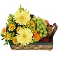 Цветы и корзина с фруктами
