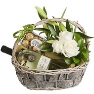 Цветы и вино в корзине