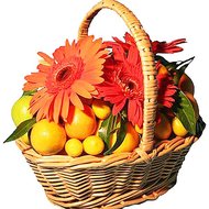 Цветы с фруктами в корзине