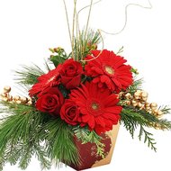Композиция с новогодним декором:игрушки, ветки сосны