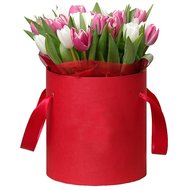 Коробка из белых и розовых тюльпанов