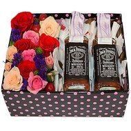 Коробка с виски и цветами мужчине