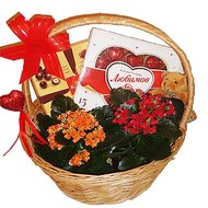 Корзина цветов и сладостей