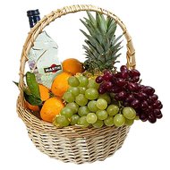 Корзина фруктов и алкоголь