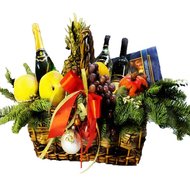 Корзина:фрукты, шампанское, конфеты