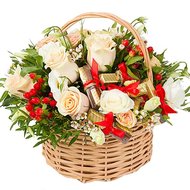 Корзина из роз и сладостей