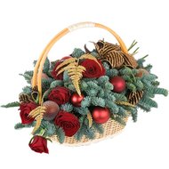 Корзина к Новому году из веток ели или сосны с розами и игрушками