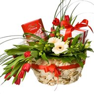Корзина с цветами и конфетами