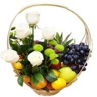Корзина с фруктами и цветами