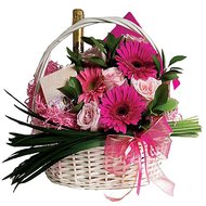 Корзина с конфетами, шампанским и цветами