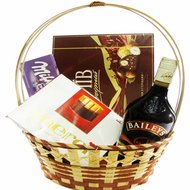 Корзина сладостей и ликер Baileys