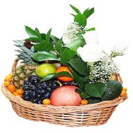 Корзинка с фруктами и цветами