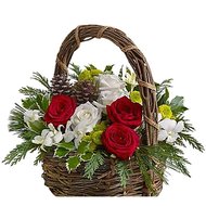 Красивая Новогодняя корзина цветов с декором