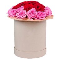 Красные и розовые розы в шляпной коробке