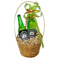 Мужская корзина с пивом и фисташками