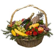 Новогодняя корзина фруктов с шампанским