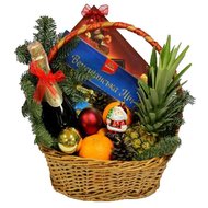 Новогодняя корзина с фруктами и конфетами